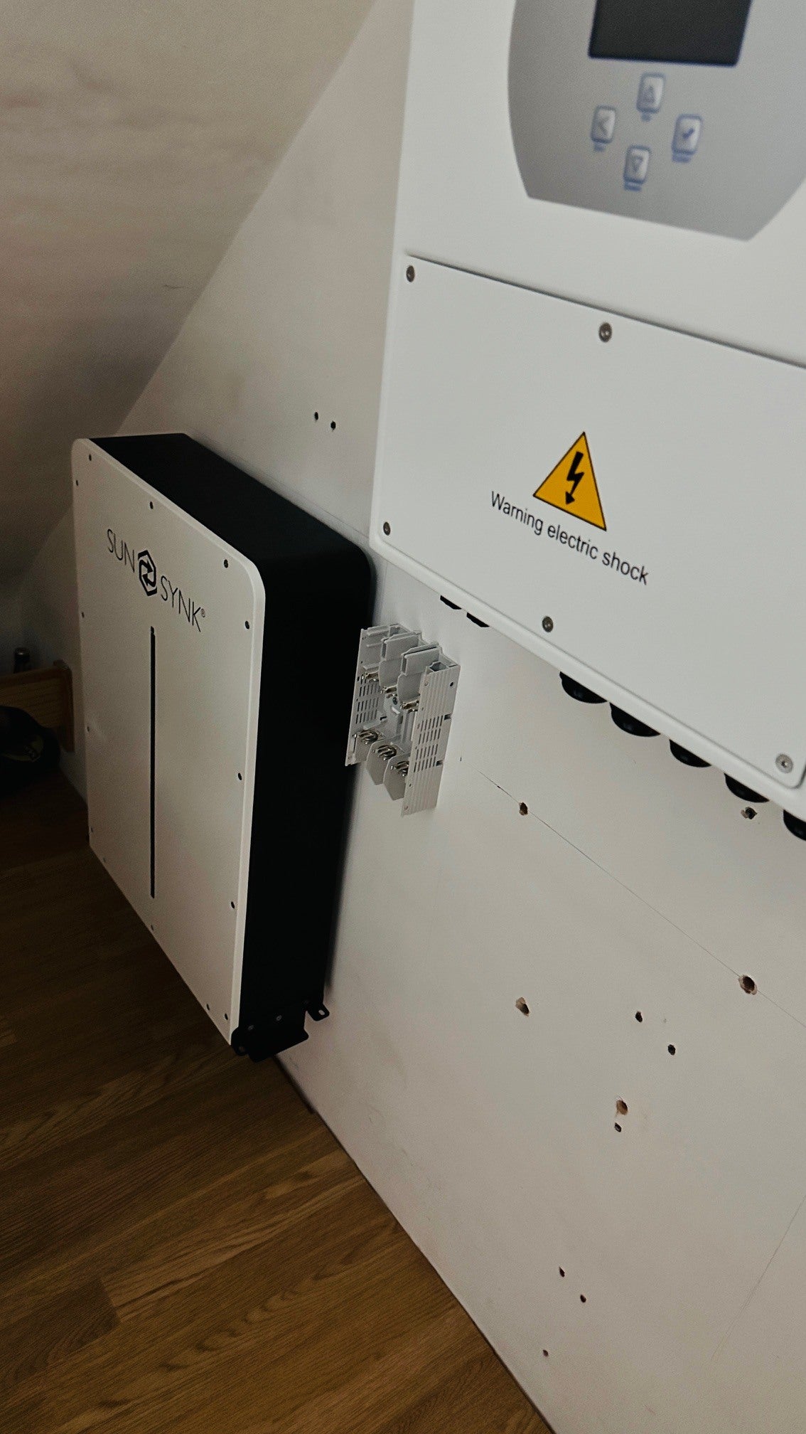 Side view of Sunsynk 5kw hybrid with L5.3 battery