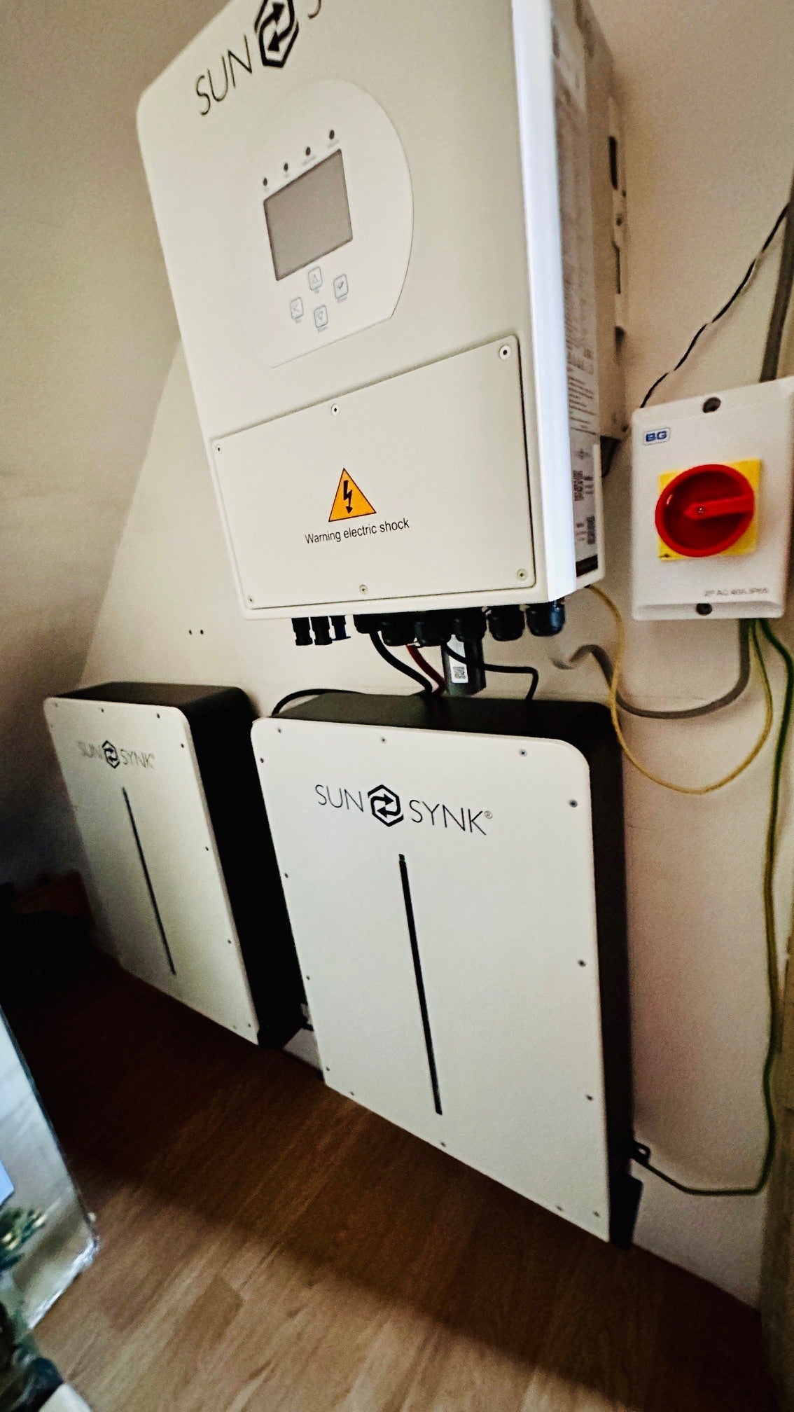 Sunsynk 5kw hybrid with two L5.3 batteries installed on wall