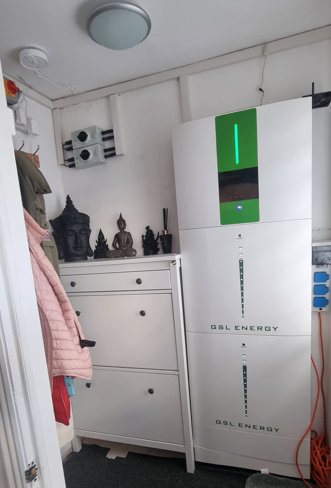 5.5kw GSL Hybrid with 2 x 10.24kWh batteries in room