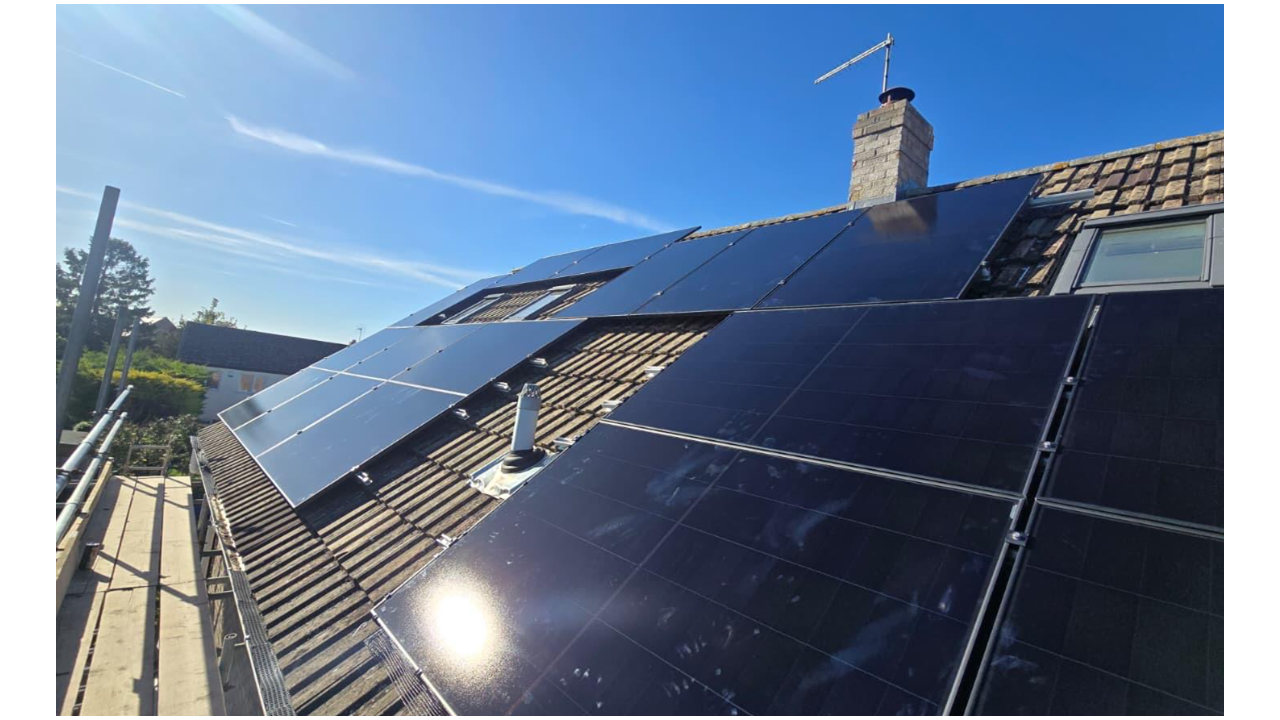 7.9kW | 465W AIKO Solar Panels | Sunsynk 8.8kW hybrid | W10.6 10.64kWh batteries | CB7 5TB
