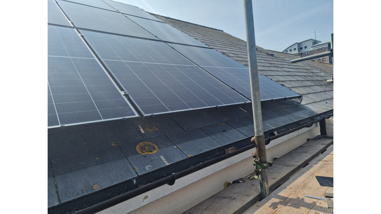 8.46kW | 470W AIKO Solar Panels | Fox 7kW Hybrid | 3 X EP11 10.24kWh batteries | PL1 4SZ