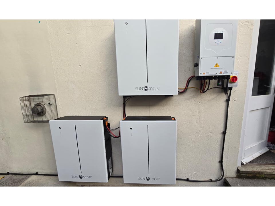 Sunsynk 8.8kw hybrid | 3 x Sunsynk W10.6 10.64kWh batteries | Maidenhead